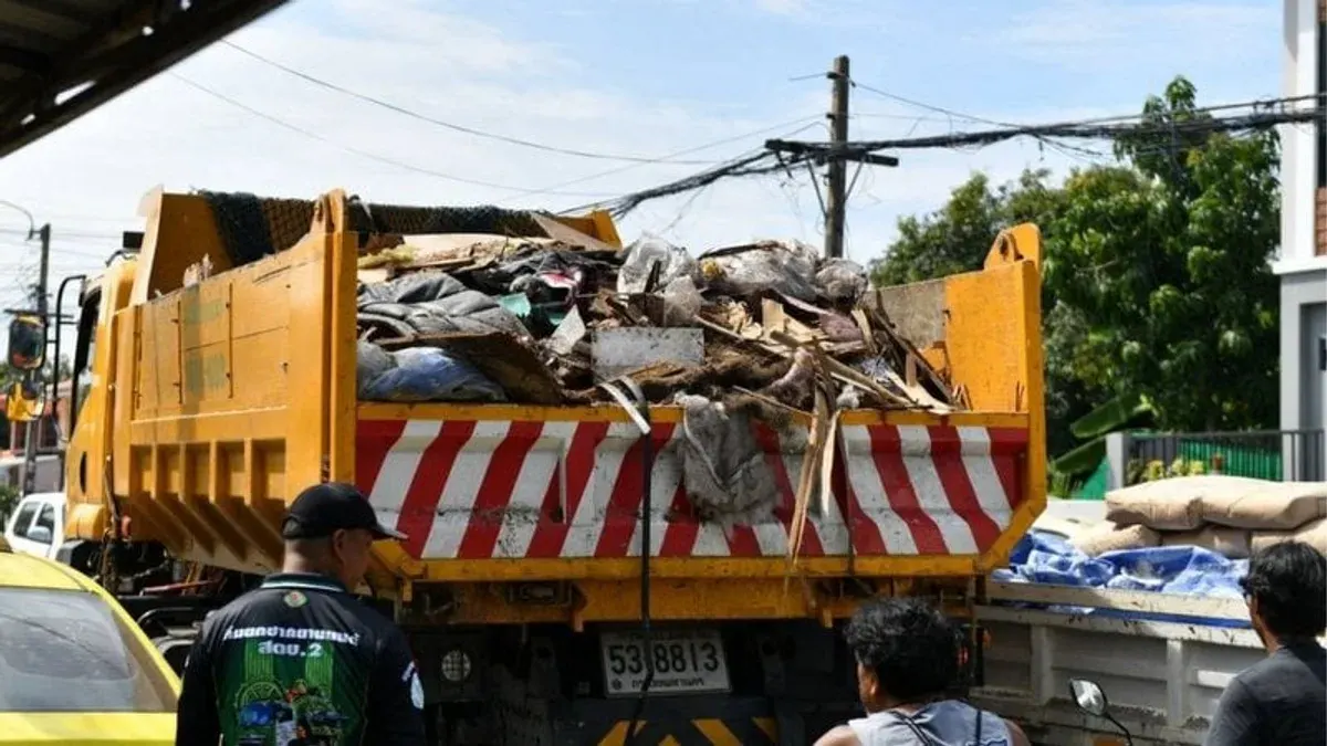 Bangkok Clears Over 10,000 Tonnes of Flood Trash