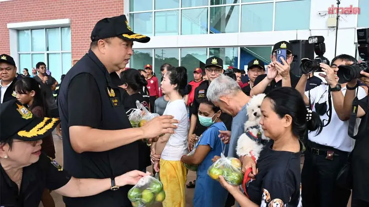 Natural Resources Minister Visits Ladkrabang Flood Relief Site