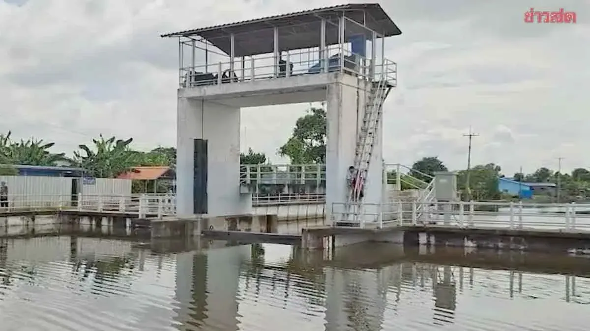 Hundreds Protest for Open Flood Gates to Ease Chachoengsao Flooding
