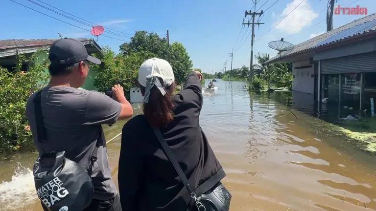 Floods Force Villagers to Use Boats for Food Aid