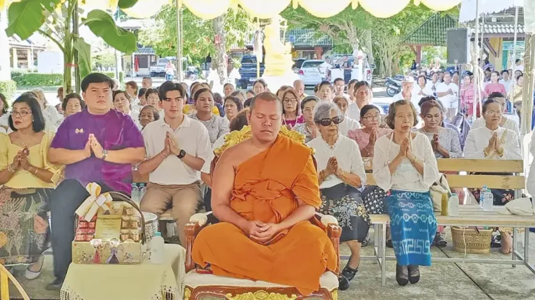 Trang Province Holds Gold-Leaf Ceremony for Father Silver Buddha