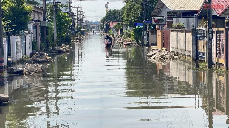 Pathum Thani Flood Waters Stagnant for Seven Days, Turn Foul