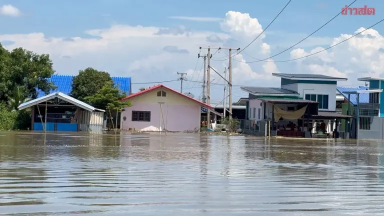 Bang Len Villagers Stack Sandbags Against Rising Floodwaters