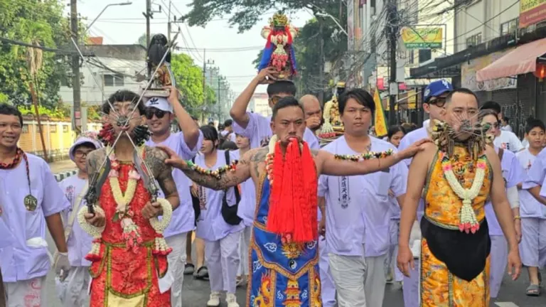 Samkong Shrine Deity Procession Draws Crowds in Phuket Town