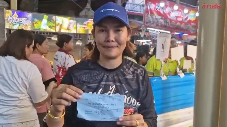 Woman Wins 450,000 Baht Stall Auction at Prakan Temple Fair