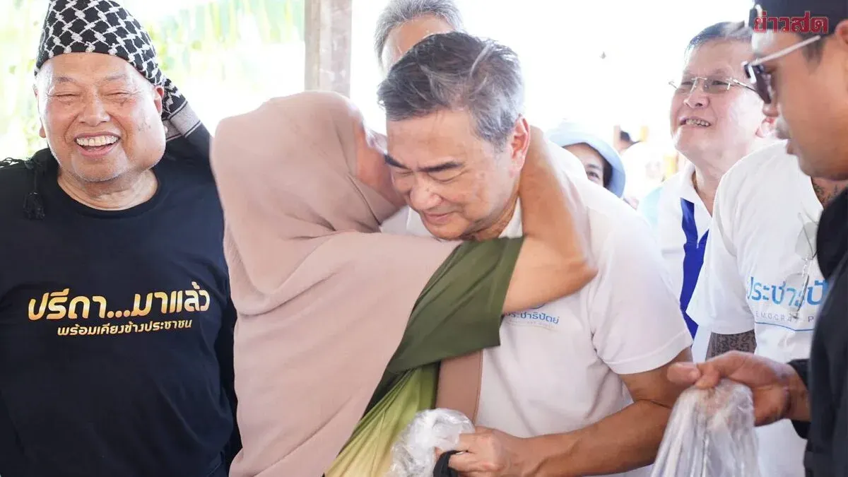 Abhisit Visits Flood-Hit Nonthaburi Calls for Systemic Govt Flood Solution
