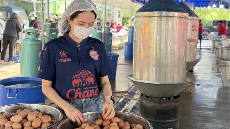 Government Deploys Flood Relief Kitchen Units in Bangkok