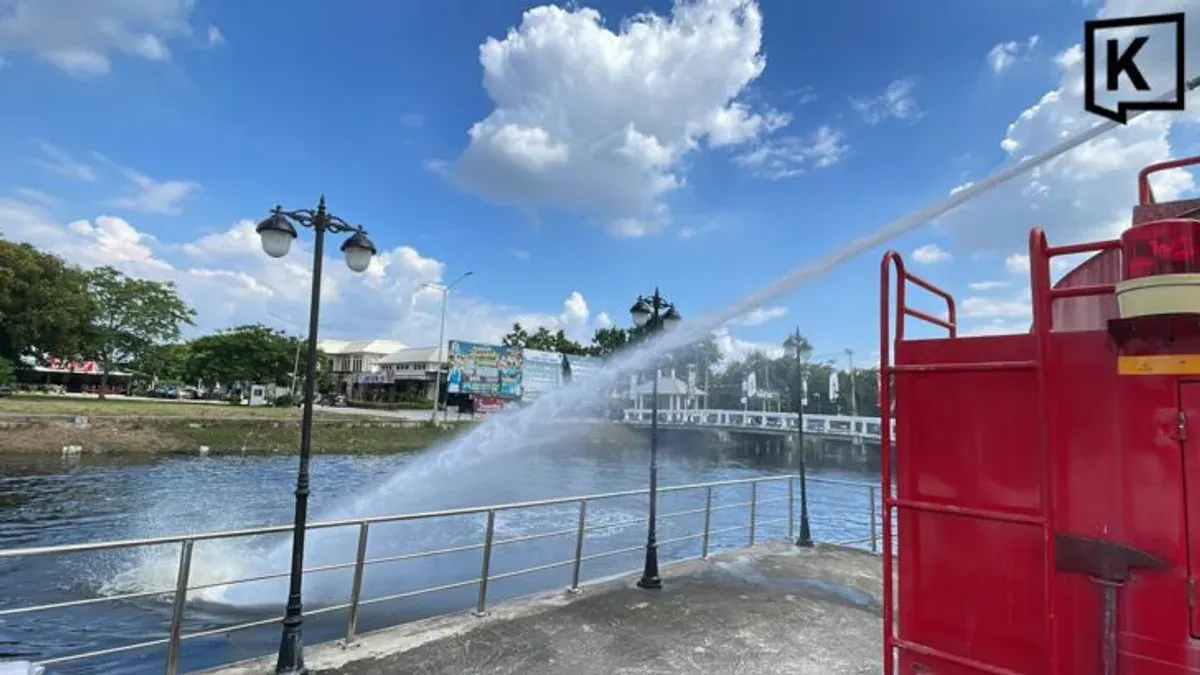 Pathum Thani Uses EM Balls to Fix Black Canal Water