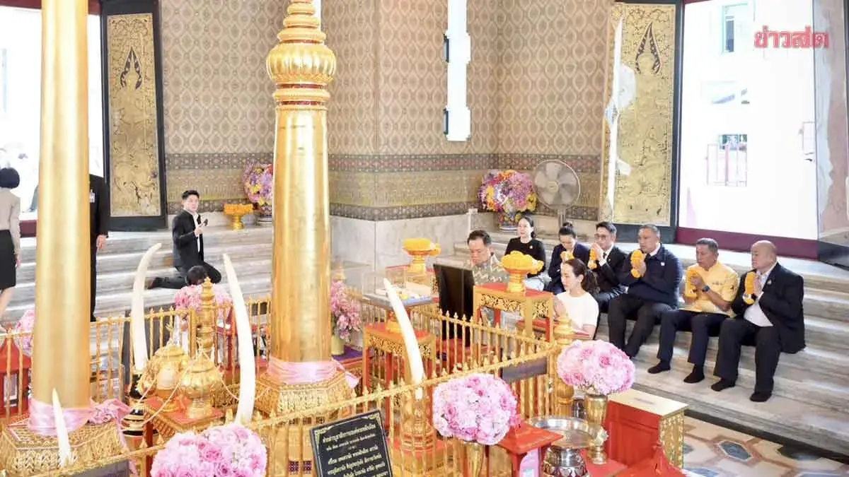 Deputy PM Anutin Prays at City Pillar Before No-Confidence Debate