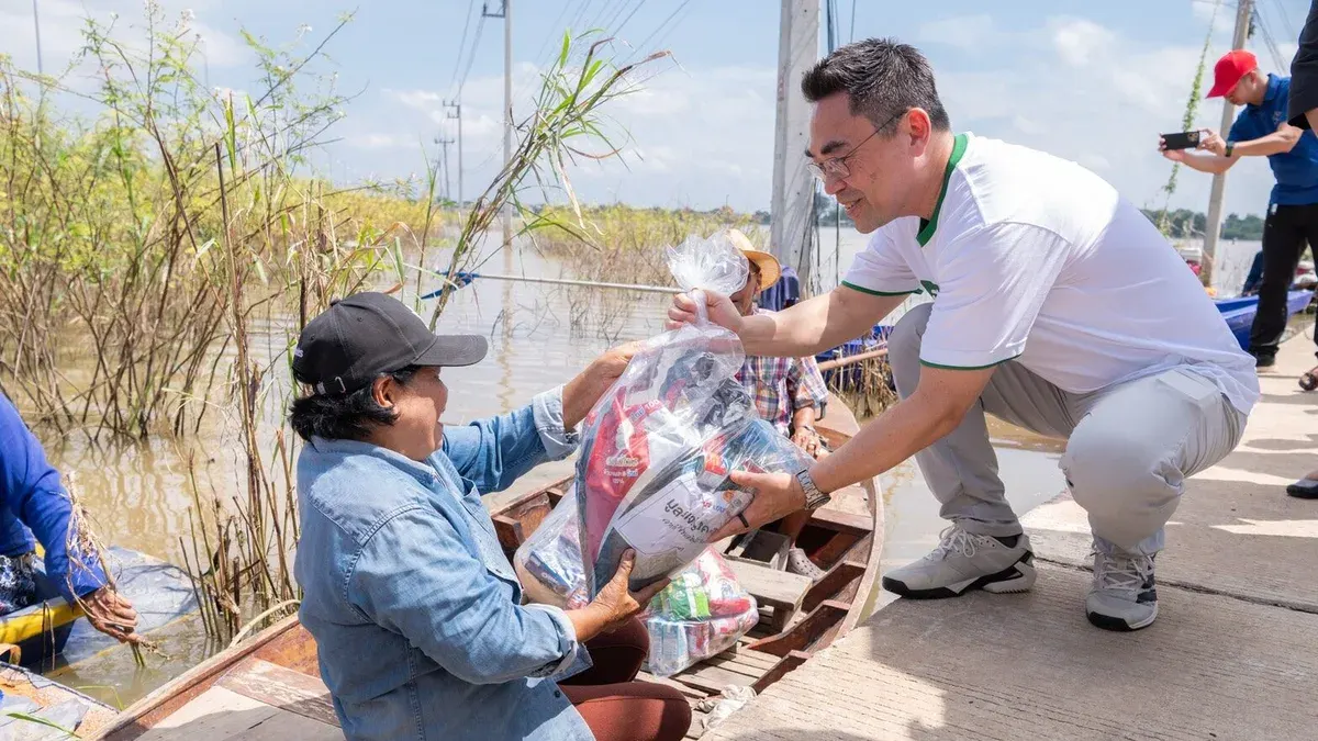 CP Group Delivers Relief Packages to Ayutthaya Flood Victims