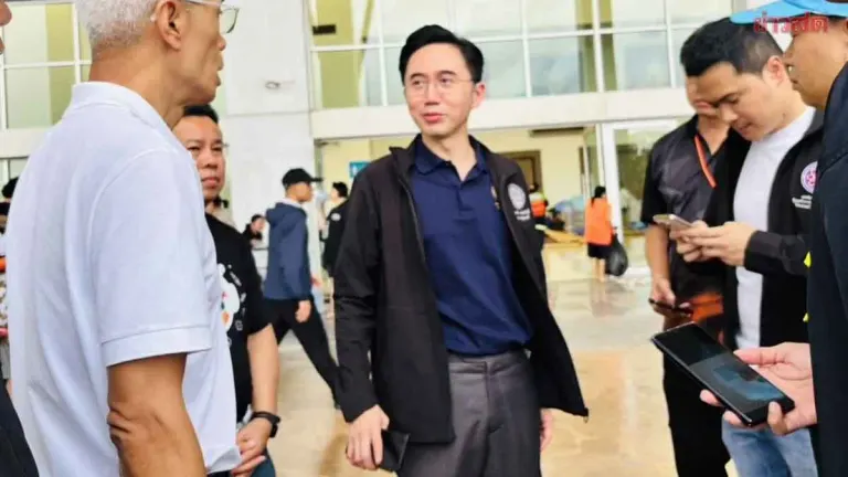 Deputy PM Inspects Flood Relief Shelters in Bangkok