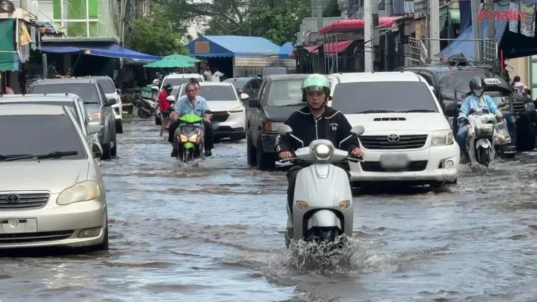 High Tide Floods Chachoengsao Streets, Residents Rush to Move Goods