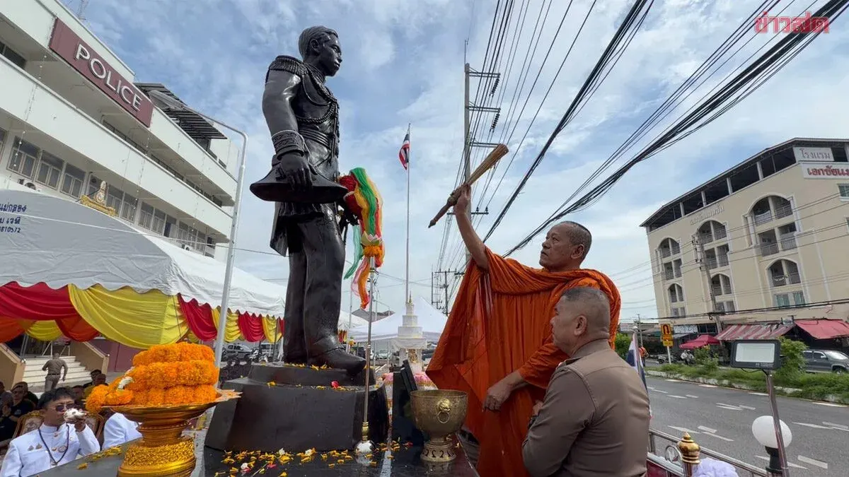 Rain Halts as Statue Installed at Samut Songkhram Police Station