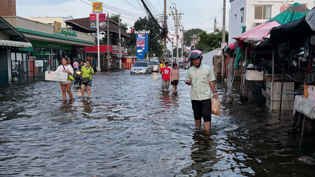 Bangkok Monitors Flooding in 15 Districts, Dispatches Aid