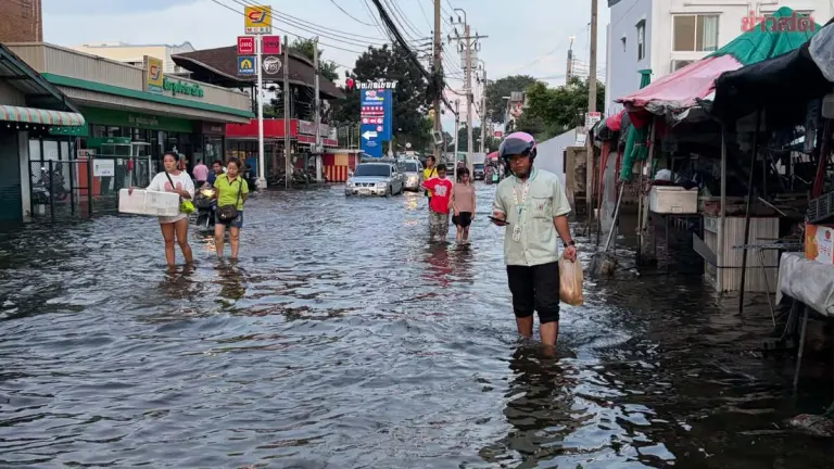 Bangkok Monitors Flooding in 15 Districts, Dispatches Aid