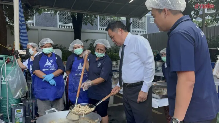 PM Anutin Cooks Flood Relief Meals, Urges More Salt