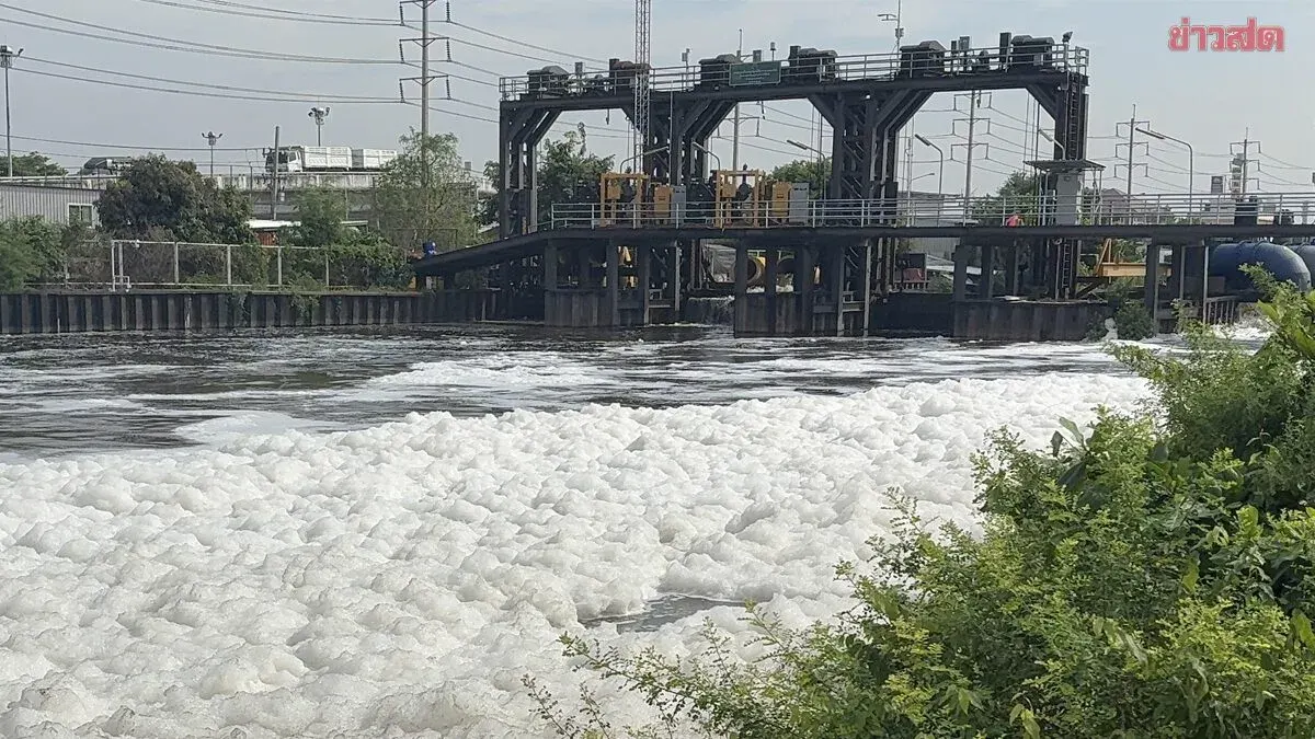 Authorities Pump Rangsit Canal Water Into Chao Phraya Amid Flooding
