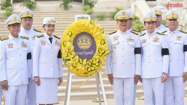 Prime Minister Leads Cabinet in King Bhumibol Wreath-Laying Ceremony