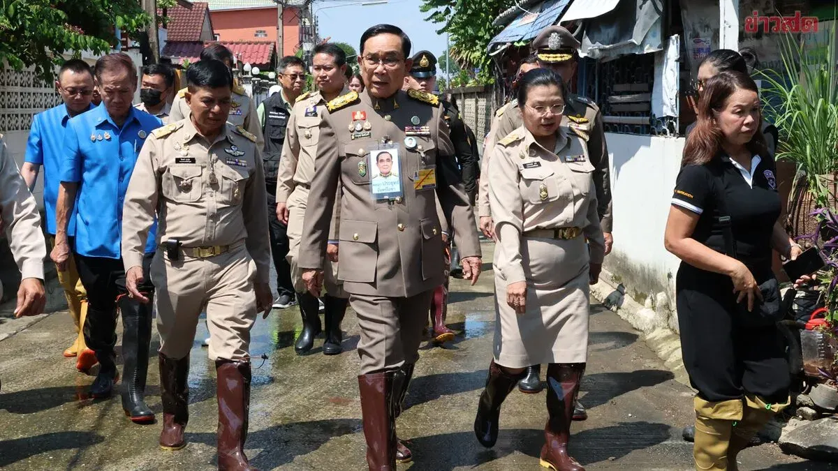 Privy Councilor Delivers Royal Flood Aid to Pathum Thani Residents