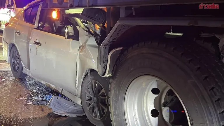 Car Crashes Into 18-Wheel Truck Injuring Couple in Nonthaburi