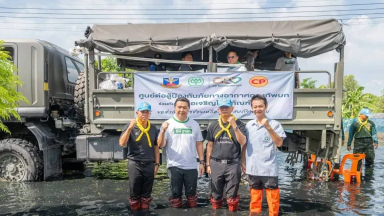 CP and Army Deliver Relief Bags to Pathum Thani Flood Victims
