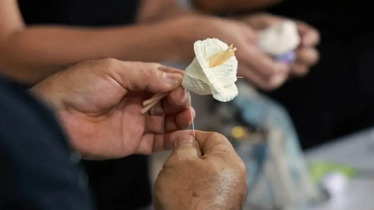 Phuket Makes 120,000 Sandalwood Flowers for Queen Mother’s Cremation