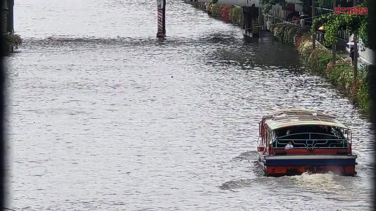 Bangkok Warns Saen Saeb Canal Residents of Rising Water