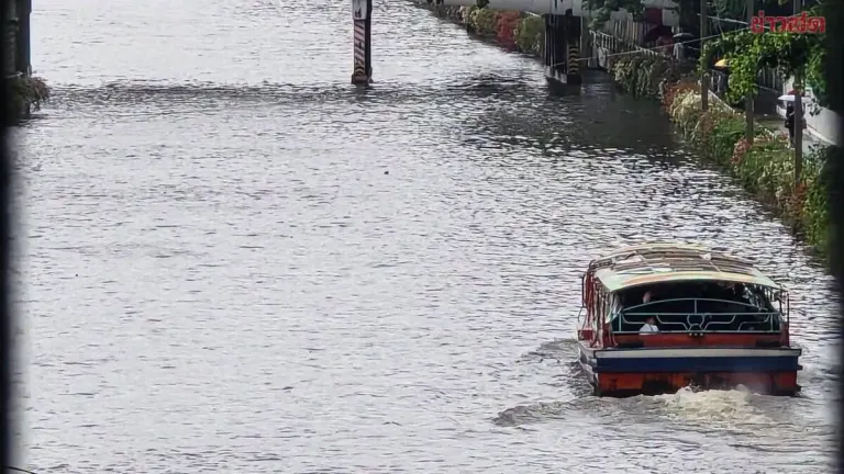 Bangkok Warns Saen Saeb Canal Residents of Rising Water