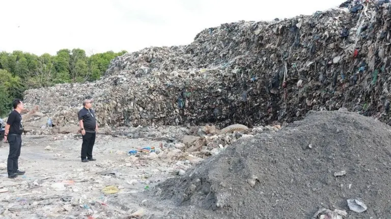 Phuket Trains 64 Officials in Waste Management
