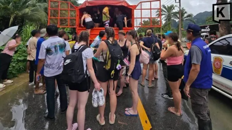 Highway 401 Flooded, Tourists Evacuated in Surat Thani