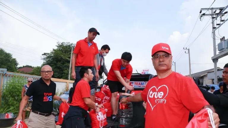 True Corp Helps Bangkok Flood Victims with Supplies and Network