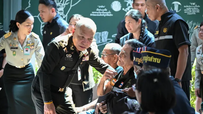 War Veterans Aid Team Delivers Flood Relief in Ayutthaya
