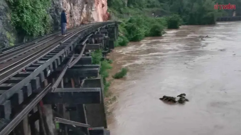 Thai Railways Shut Flooded Line Over Bridge Safety Fears