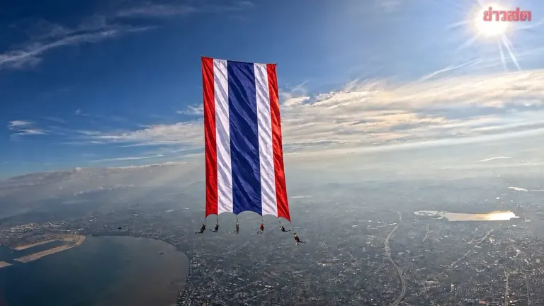 SuperToom Sets Thai Flag World Record on Pattaya Beach
