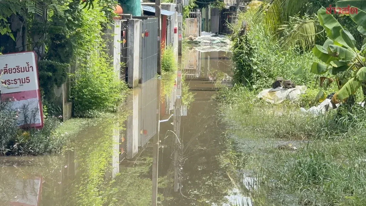 Nonthaburi Temple Uses Sandbags Against Chao Phraya Flood