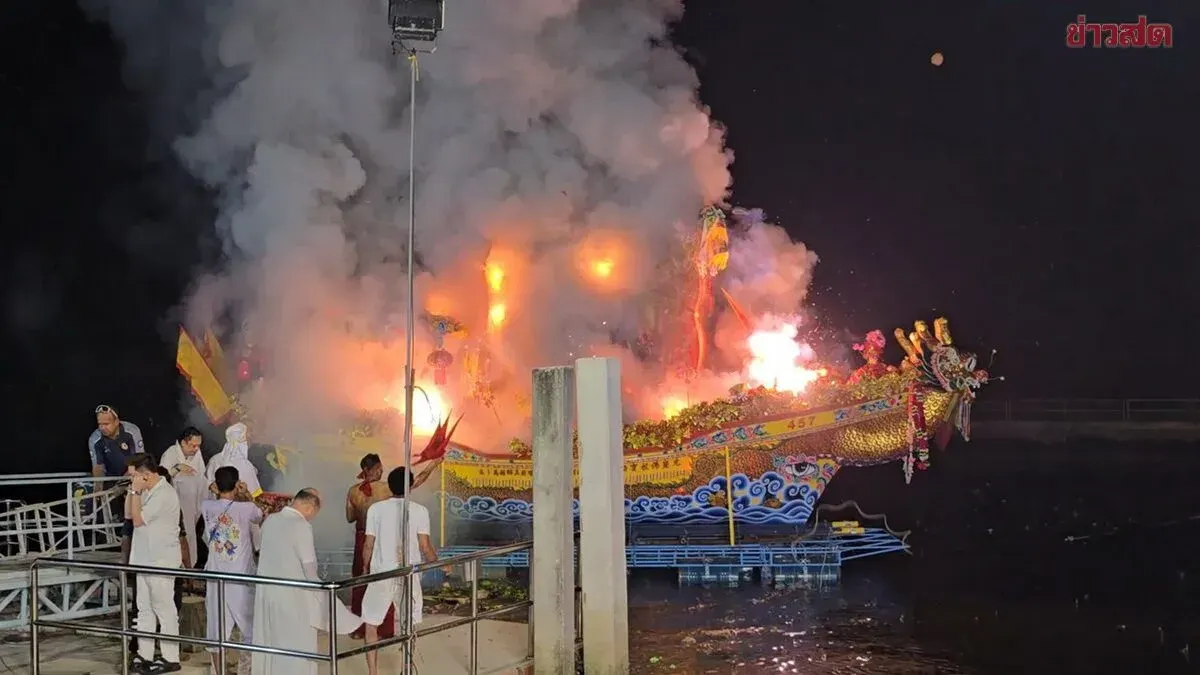 Giant Golden Dragon Junk Boat Burns, Ending Samut Songkhram Vegetarian Festival