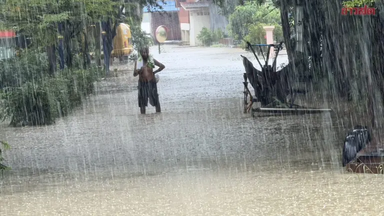 Flood Waters Rise in Bang Pa-in, Soldiers Build Rescue Bridge