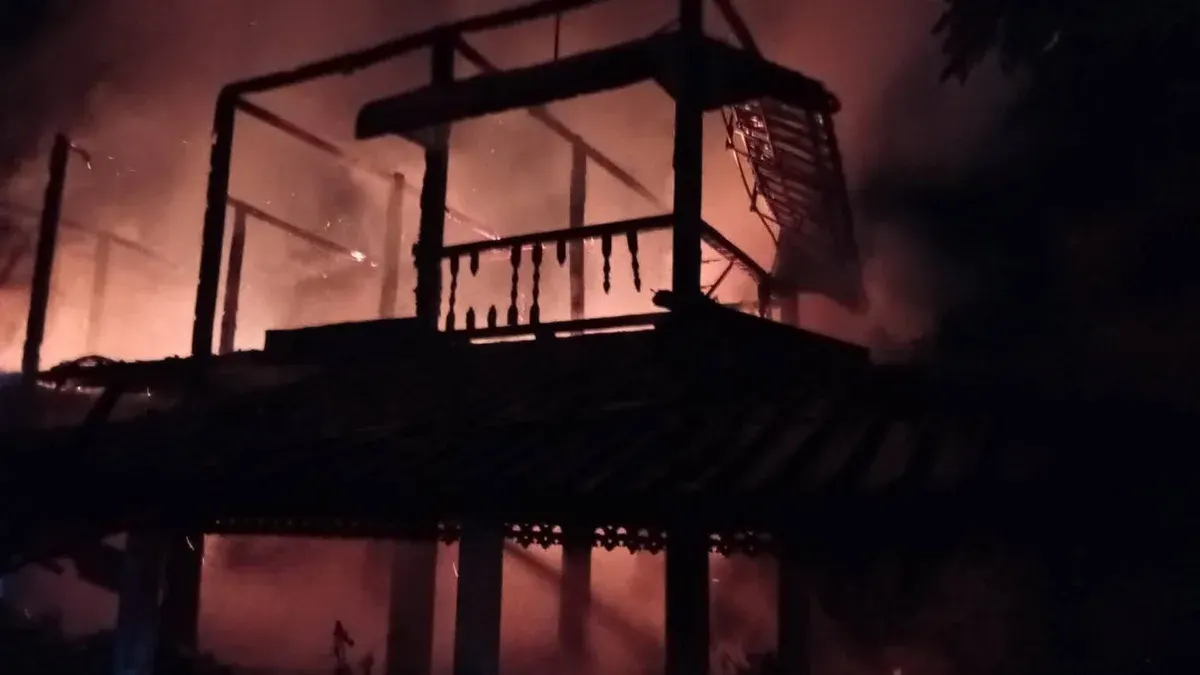 Mystery Fire Destroys Abandoned House in Phayao
