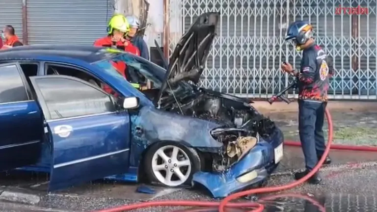Car Fire at Udon Thani Intersection, Driver and Child Flee