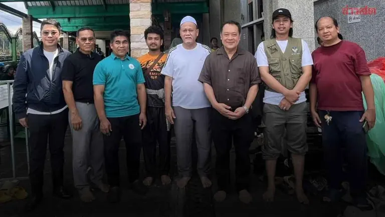 Thai Politician Leads Flood Relief Efforts in Bangkok's Ramkhamhaeng
