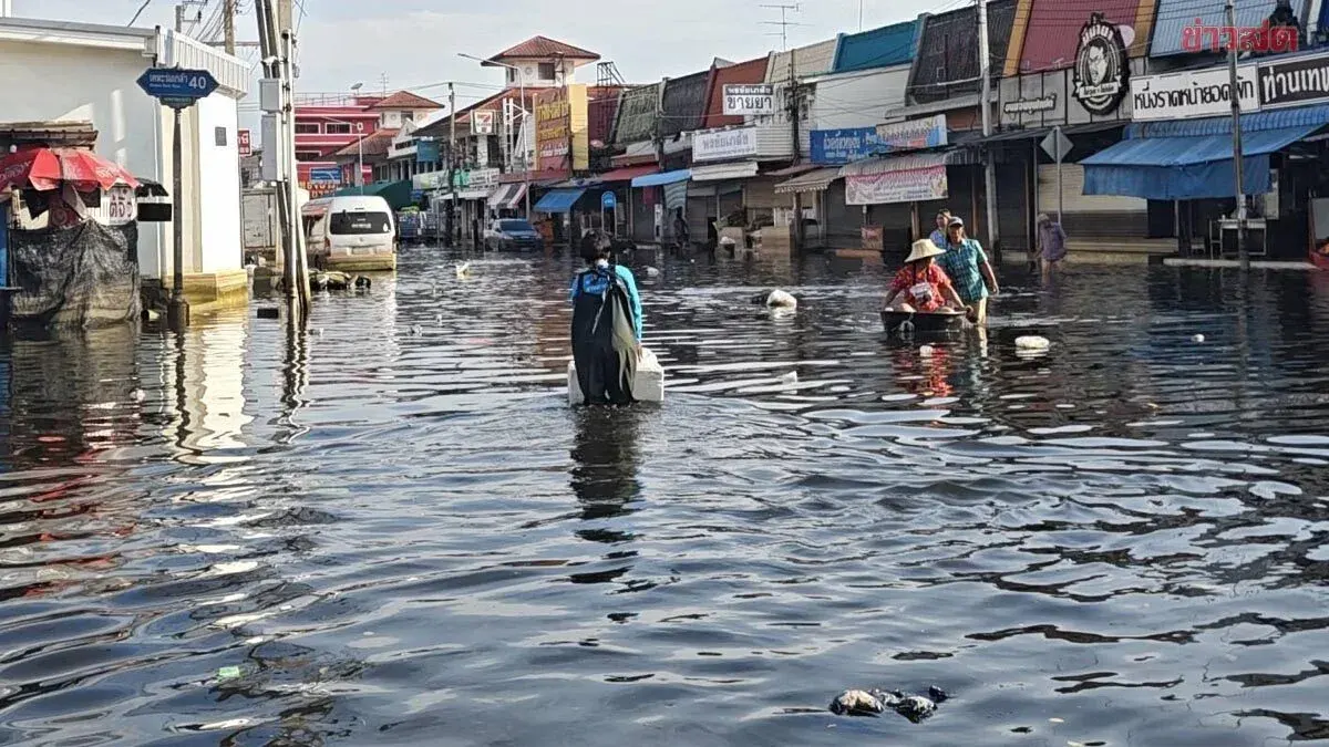 Bangkok Flood Submerges Khor Rom Klao Road, Halting Traffic