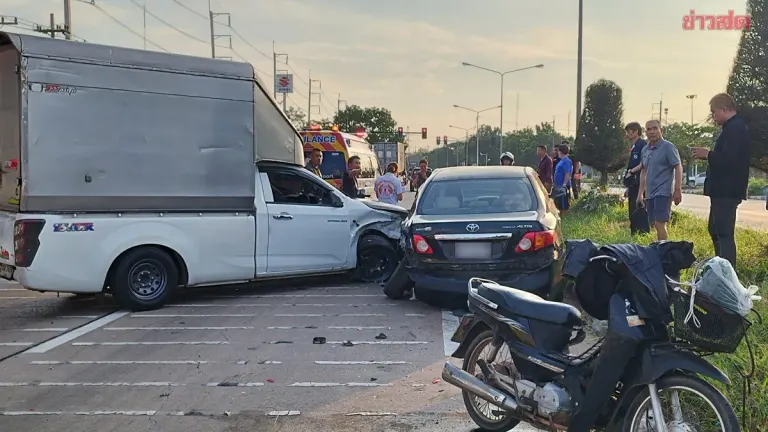 Pickup Truck Hits Cars at Lampang Intersection, Four Injured
