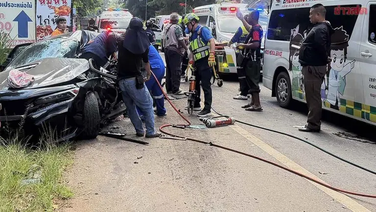 Truck Hits Car and Pickup on Thanarat Road, One Killed