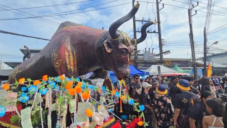 Phuket Hosts Colorful Sart Duen Sip Street Procession