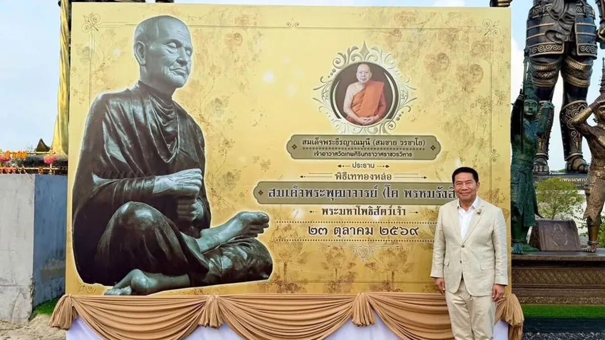 Former Minister Phichit Chuenban Joins Monk Statue Casting