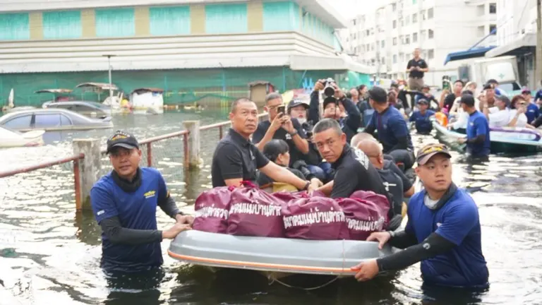Police Wives Deliver Flood Relief to Bangkok Police Families
