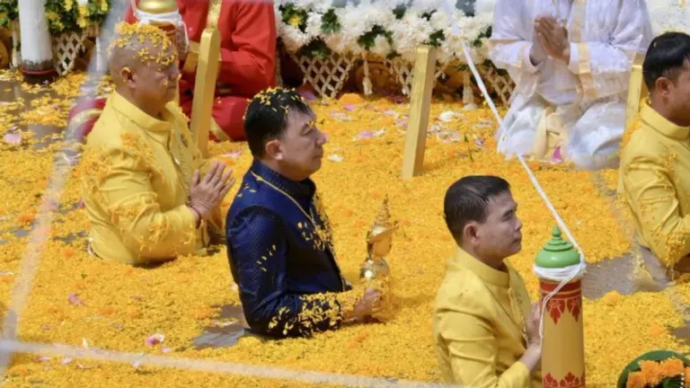 Prime Minister Attends Phetchabun's 400-Year-Old Buddha Water Festival