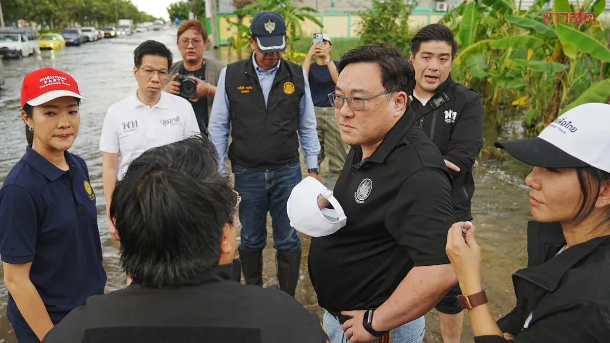 Pheu Thai Aids Flood-Hit Ladkrabang Residents With Relief Supplies