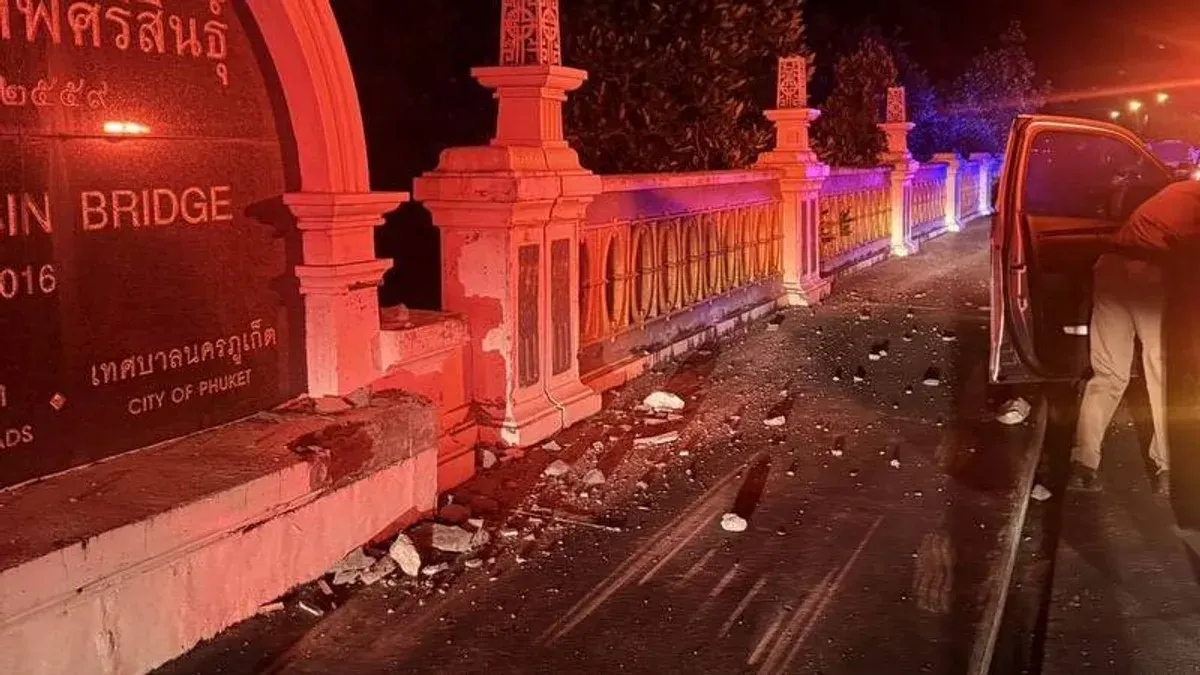 Man Dies After Being Thrown From Pickup on Phuket Bridge