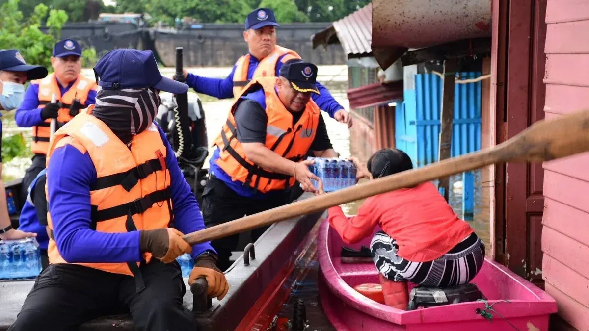 Thai Army Deploys Units to Assist Ayutthaya Flood Relief Centre